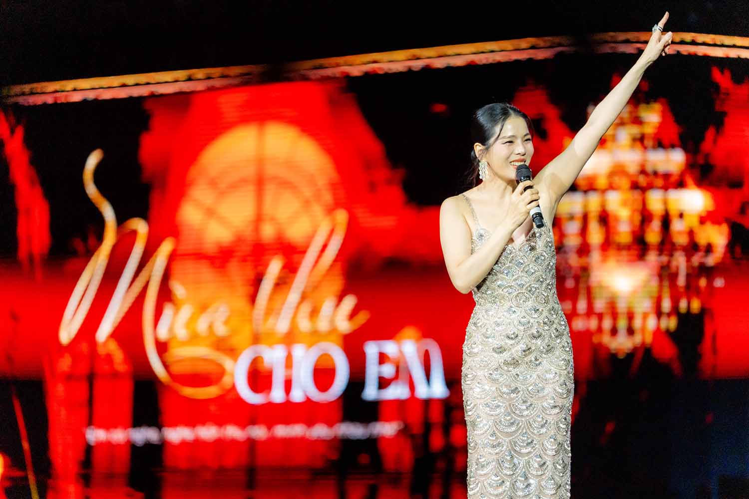 Lệ Quyên thăng hoa cùng những bản tình ca trong đêm nhạc “Mùa Thu Cho Em”. Ảnh: Danko.